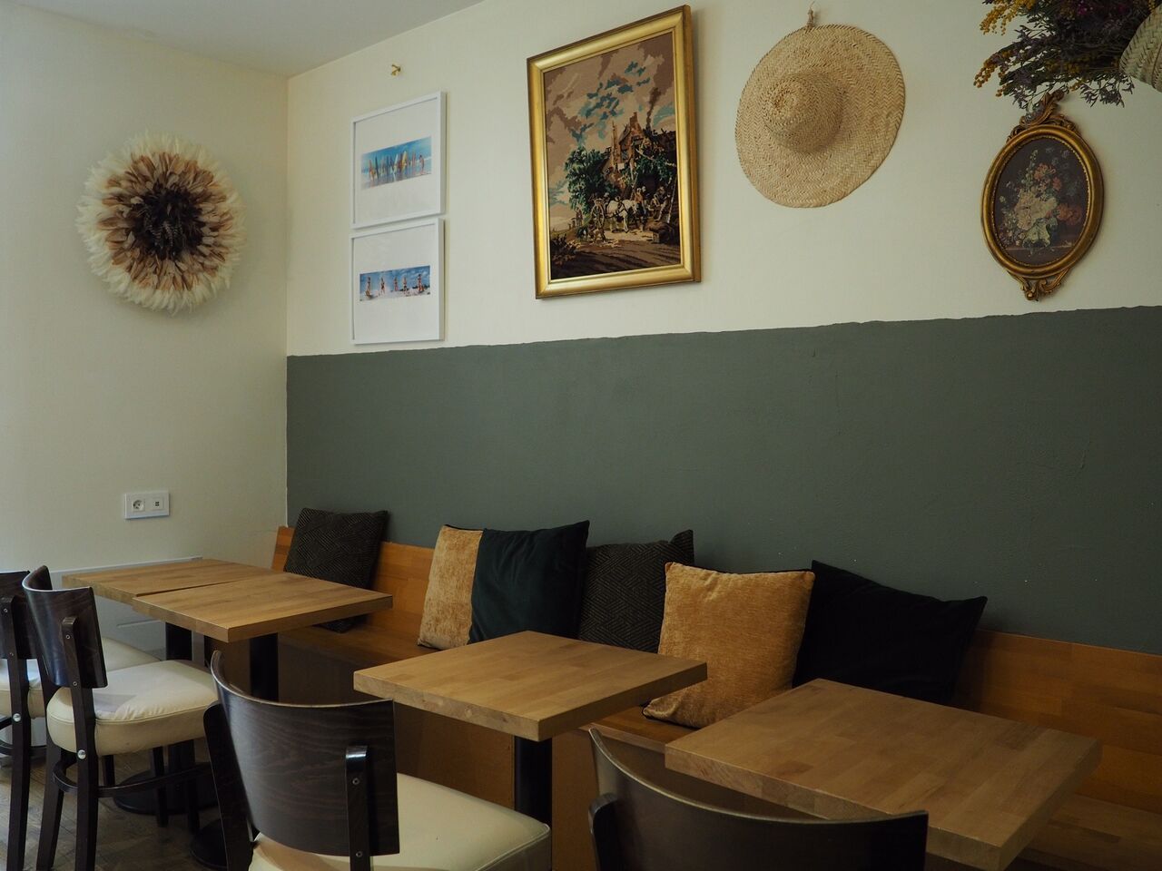 La petite salle cosy coté cour.