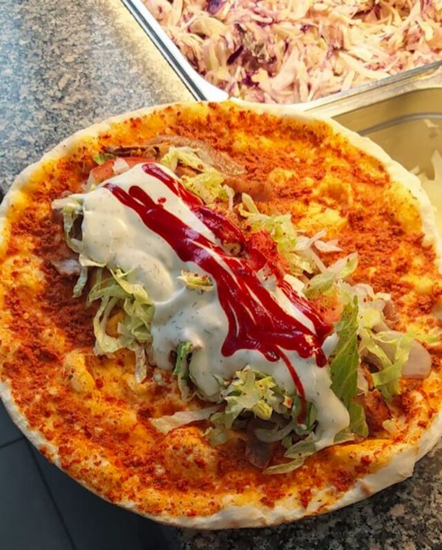 Die feine türkische Pizza, die mit Hackfleisch und köstlichen Gewürzen belegt und mit Salat und bei Wunsch mit Döner gefüllt ist