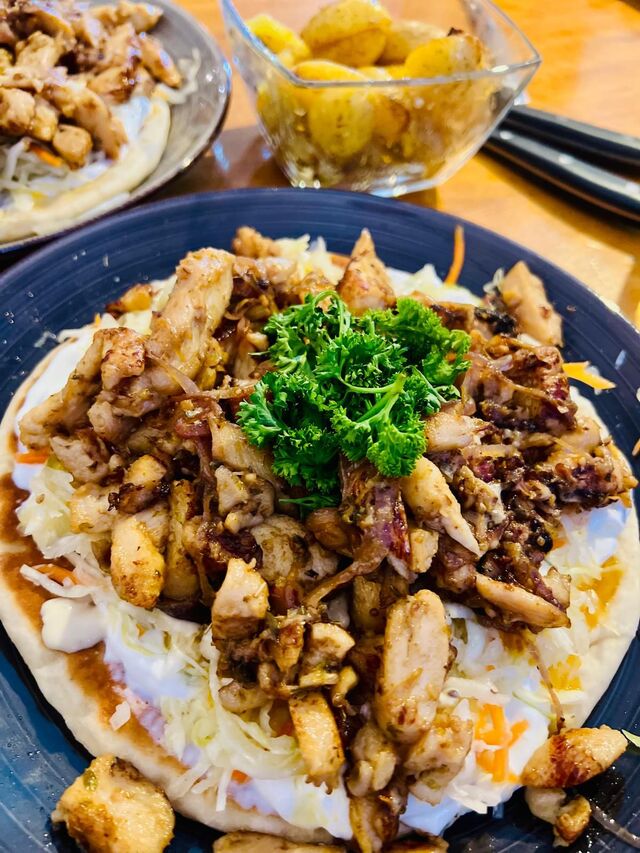 Herzhaftes Hähnchen auf Fladenbrot – Genuss mit mediterranem Flair 🥙