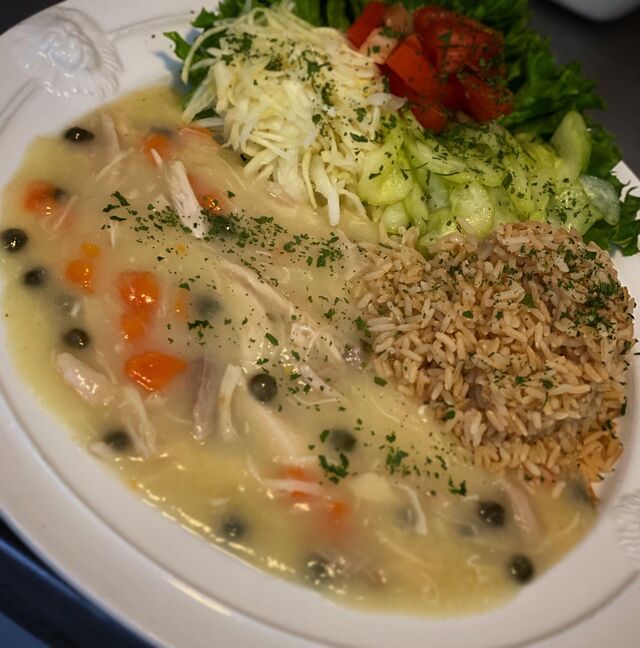 Hühnerfrikassee mit Reis und Salatbeilage 