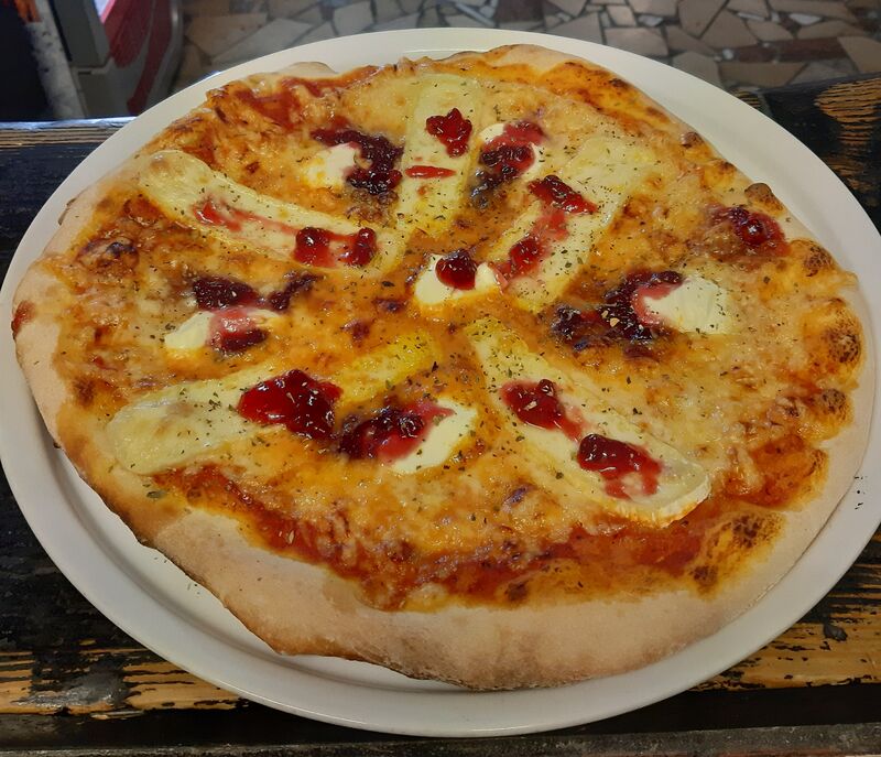 Pizza Formaggio e Dolce
Camembert, Frischkäse und Preiselbeeren
