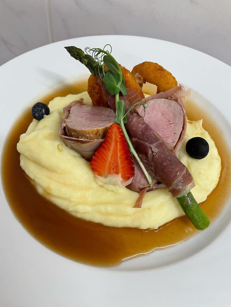 Bravčová panenka v slaninke , zemiakové pyré , domáca demiglace omáčka 