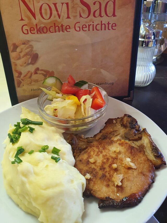 Schweinekotelett
Mit Püre, Salat, Soße und Brötchen 9,90€