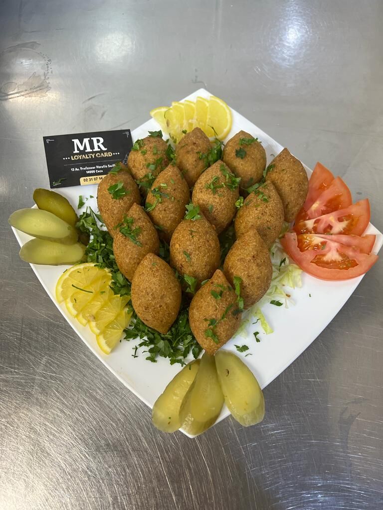 Kibbé Boulettes de boulgour farcies à la viande hachée.