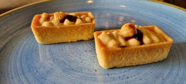 Humus mit Mango- Avocado-Chutney