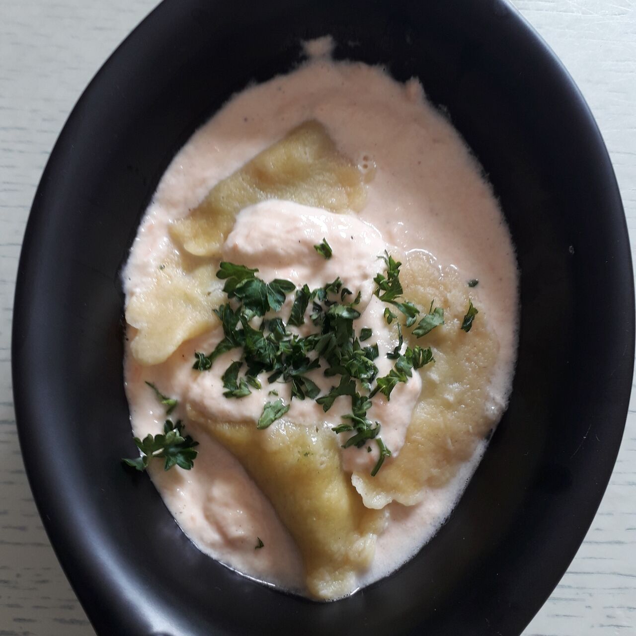 Ravioles de Saint Jacques et Gambas sauce au Saumon Fumé