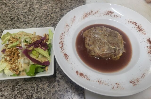 Tourtiere de confit de canard sauce vin rouge et salade aux noix et sesames