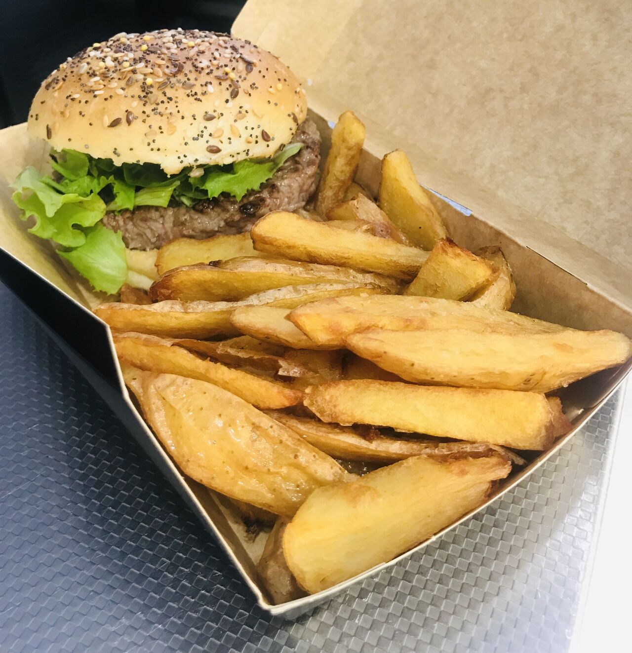 Le Classique : bœuf/emmental.
Le French : bœuf / camembert.
Le Savoyard : bœuf / raclette.
Le Campagnard : poulet / chèvre.