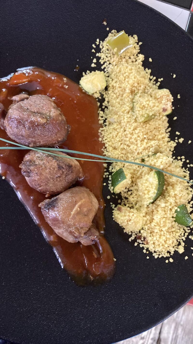 Sot l'y laisse de dinde sucré salé accompagné de semoule, courgettes et poivrons au raz el hanout 