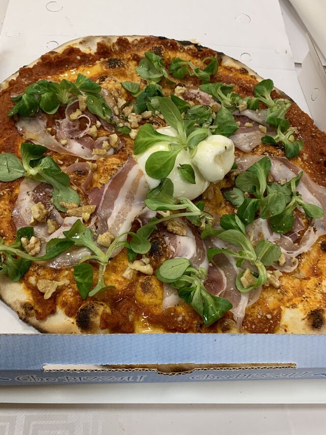 La burrata: crema di pomodoro sott’olio,burrata,coppata,valeriana,noci?