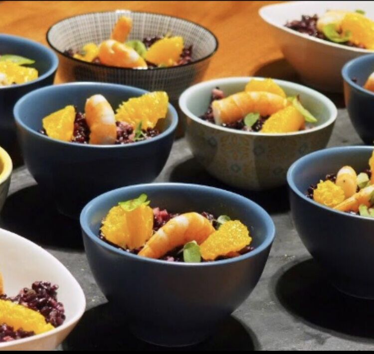 Des salades exotiques : riz noir, gingembre, radis noir, crevettes et vinaigre acidulé