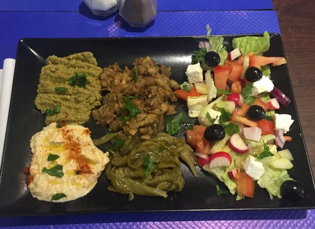 MEZZES:
tapenade, hommos, caviar d'aubergines, poivrons grillés, crudités.