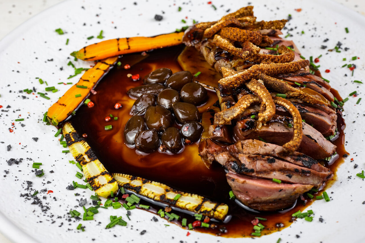 🦆 Magret de pato teriyaki, piña al ron y torrezno de su piel 🍍