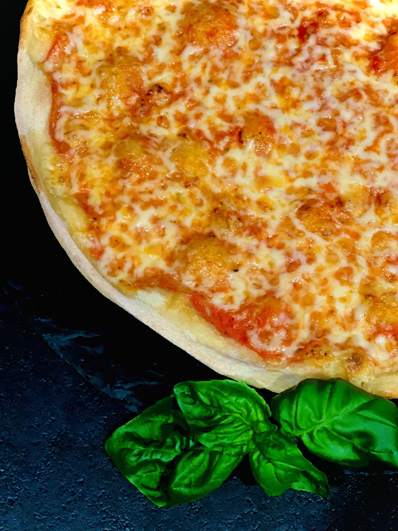 1. Margherita
€6,90
Ø 32cm
(A D C)
Tomatensauce und Goudakäse