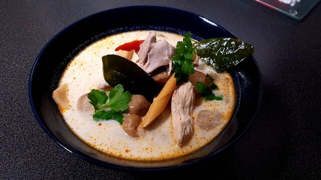 Tom kha Kaï /10€
Soupe de poulet, galangal,citronnelle, feuilles de cumbawa, champignons,coriandre et lait de coco.