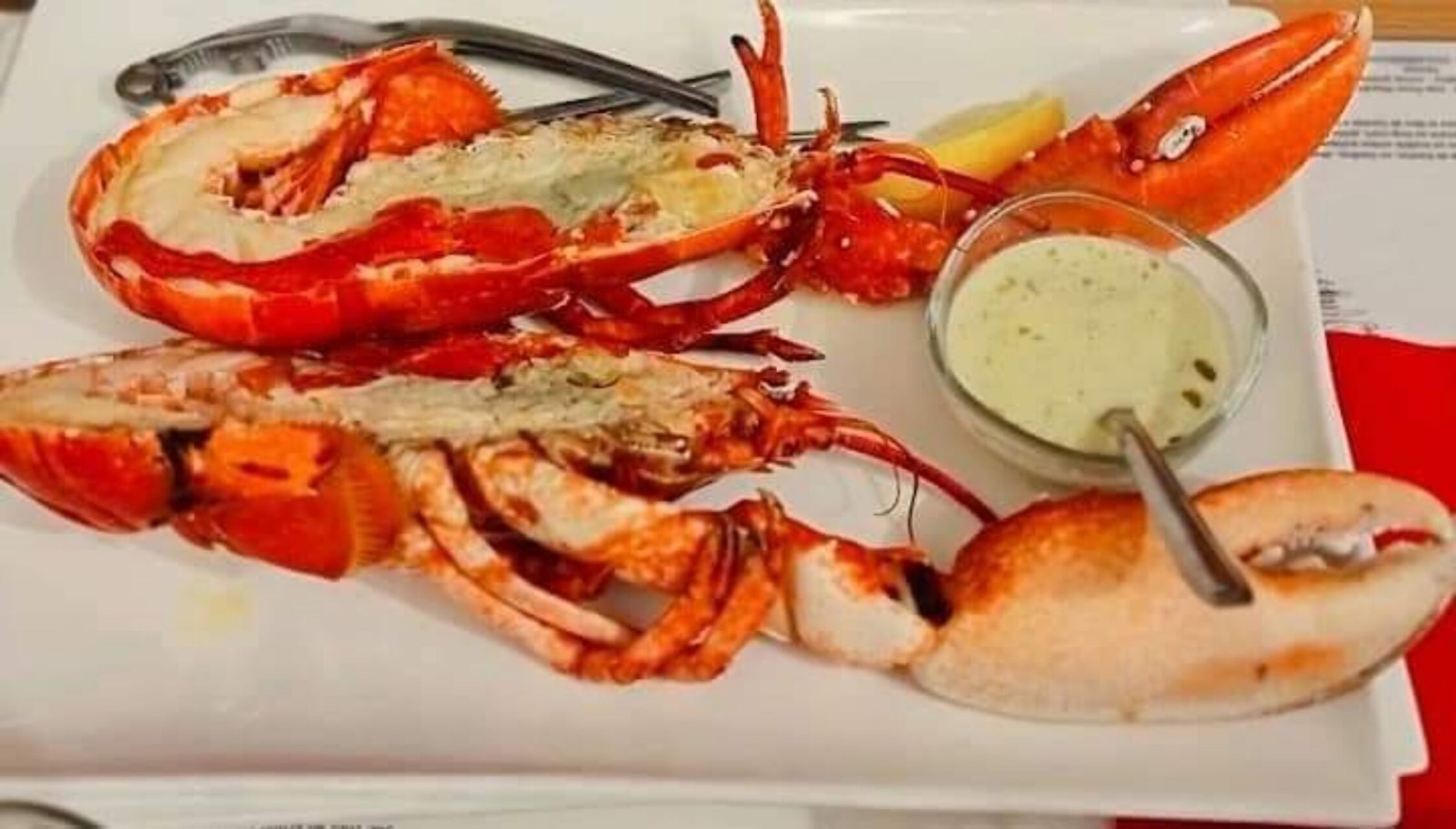 Le homard bleu breton et ses pommes de terre chips maison