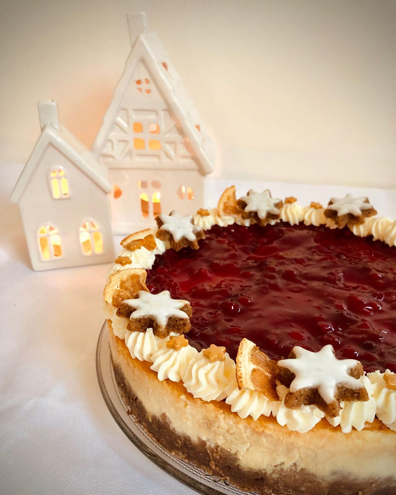 Sernik z konfiturą żurawinową