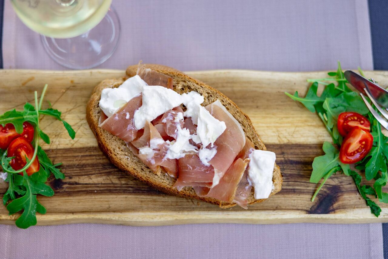 Bruschetta sa pršutom i mozzarellom