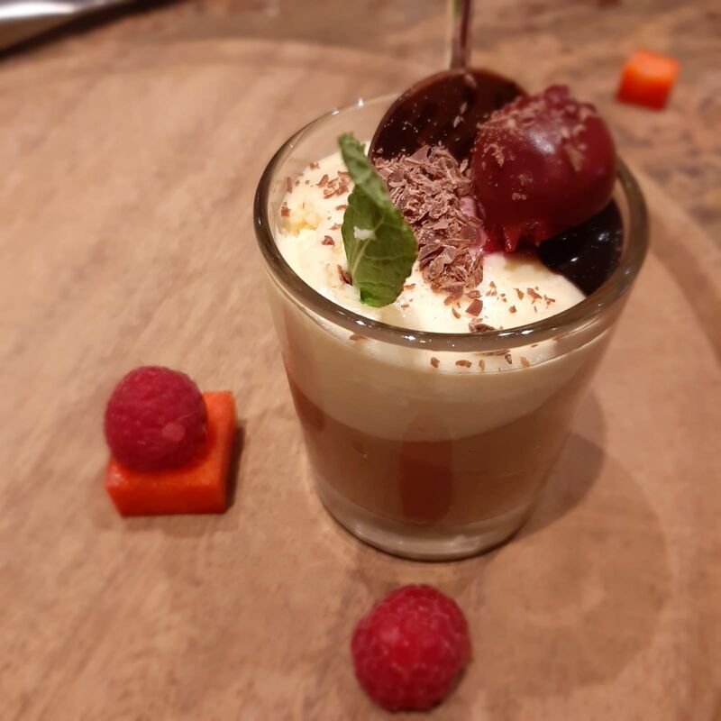 Schwarzwälder-Kirsch-Dessert im Glas