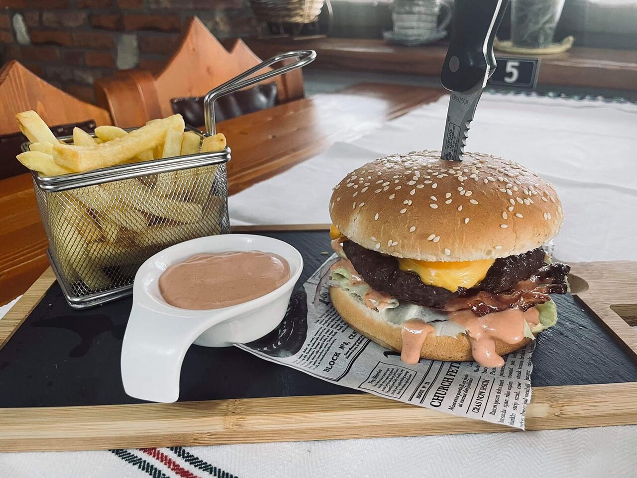 Hamburger De Vita Black Angus Cu Cartofi Pai