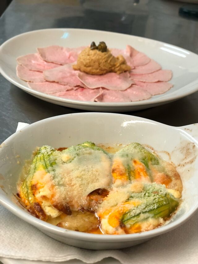 Vitello tonnato e fiori di zucchini