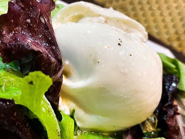 aimez-vous la Burrata ? La notre vient directement des Pouilles, elle est à la truffe et bien fraîche