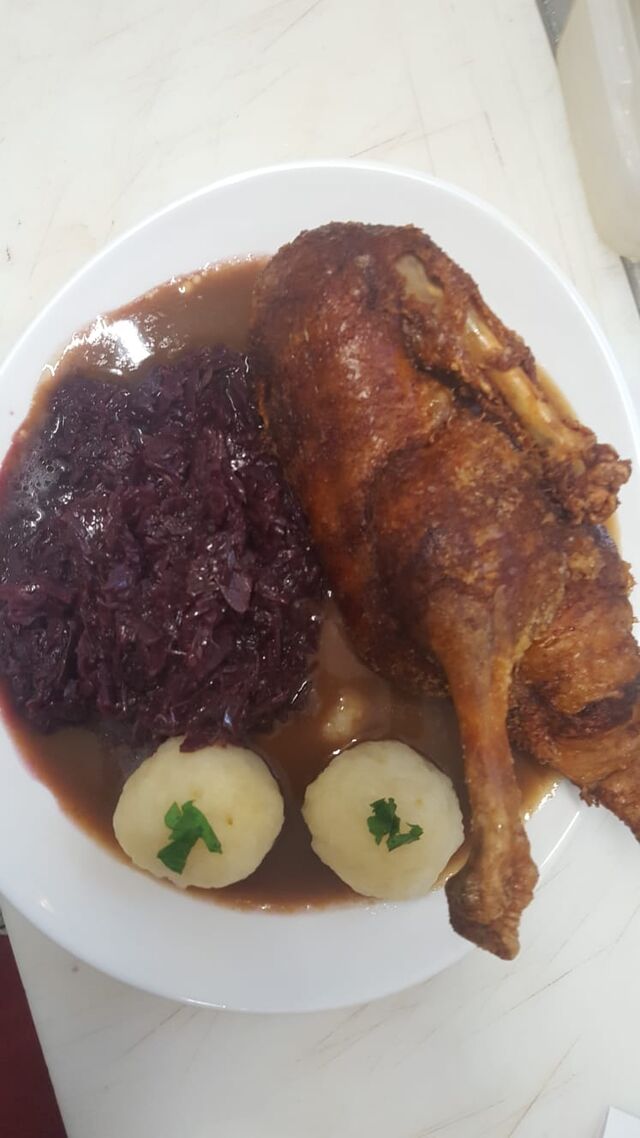 - Ente mit Rotkohl & Klößen auf Orangensauce -