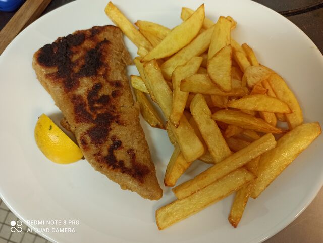 Filet de colin panée maison, accompagné de ces frites