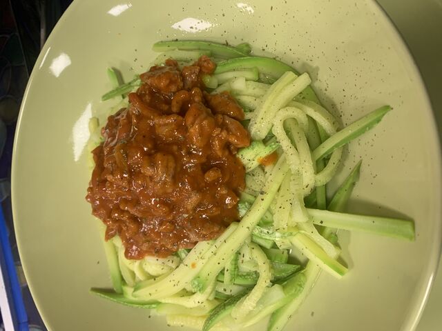 Tallarines de calabacín bolognesa