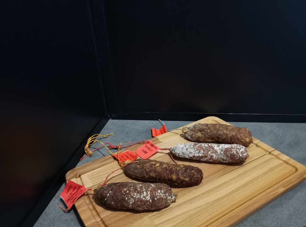 Saucissons différents parfums disponibles=4€ l'unité ou 10€ les 3 ou 18€ les 6
