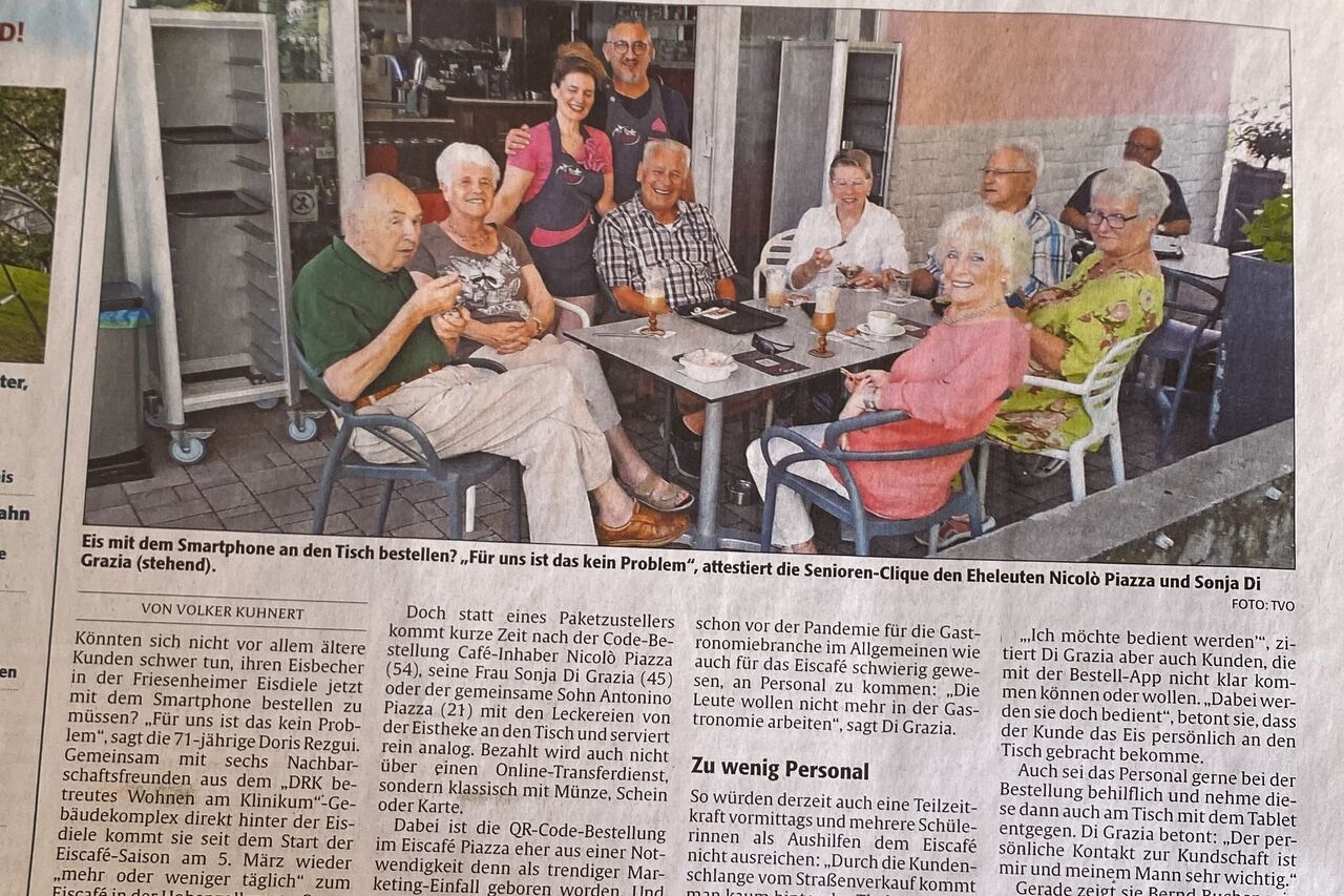 Senioren beim Bestellen per Smartphone. Der Wille zählt.