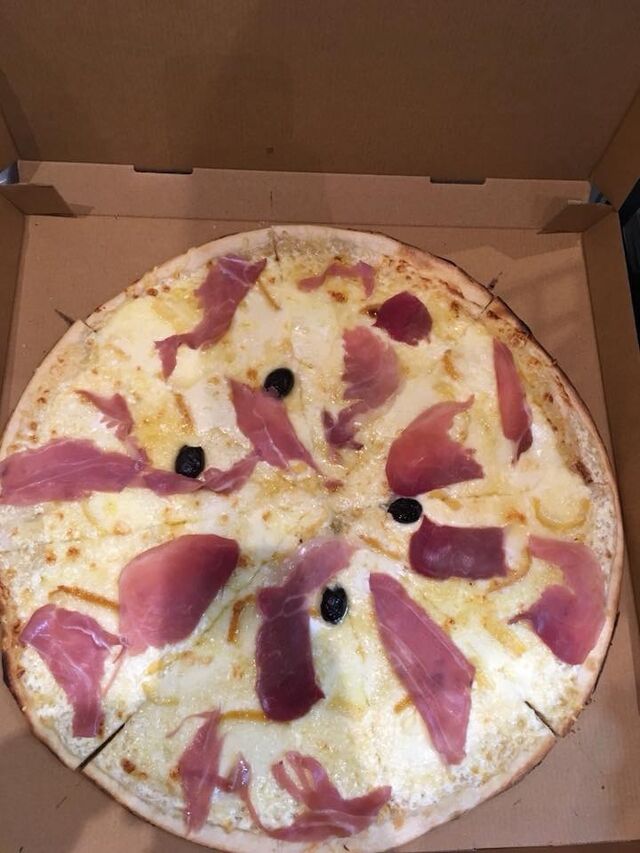 Pizza 5 Vallées
Crème fraîche - emmental - comté - reblochon - raclette fumée - jambon cru en in de cuisson ?