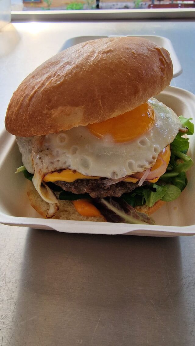 Beefburger mit Spiegelei 