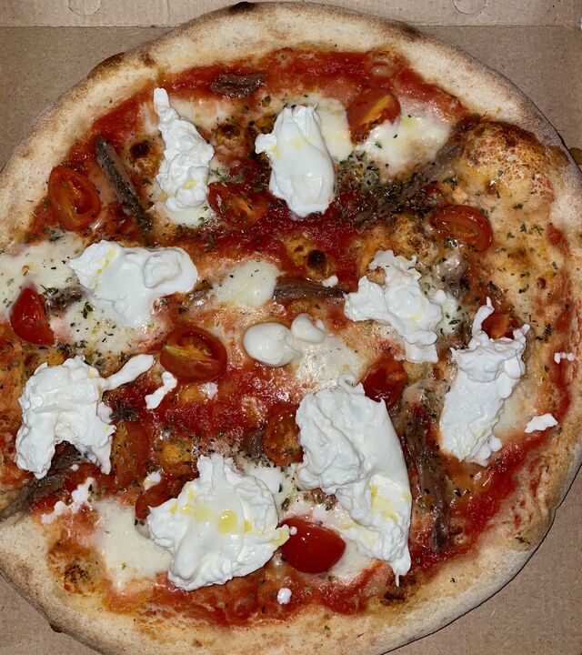 Trapanese:
pomodoro, mozzarella fior di latte, pomodorini, acciughe, burrata, origano e olio extravergine d’oliva