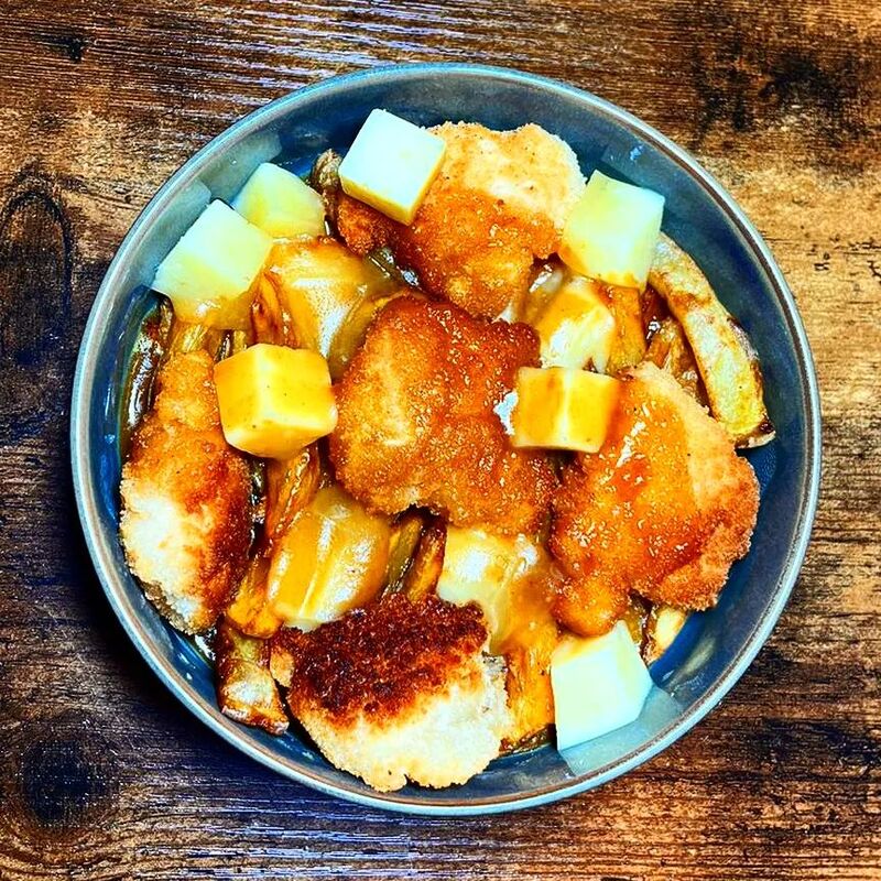 La Poule Mouillée (Frites, Tomme de Savoie, Poulet pané, Sauce brune)