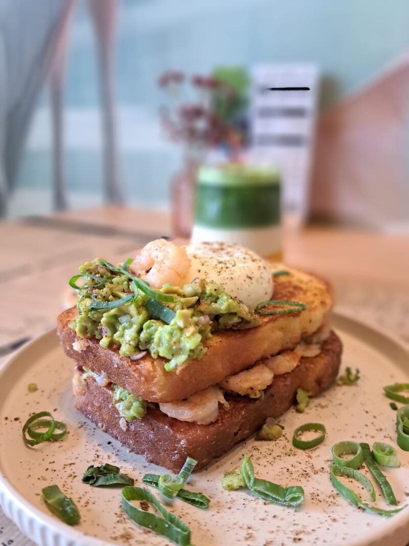 Croque madame z krewetkami i guacamole