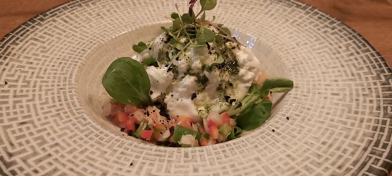 Burrata con pico de gallo y aceite de cilantro.