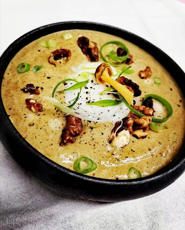 Œuf parfait, crémeux de chanterelles et noix