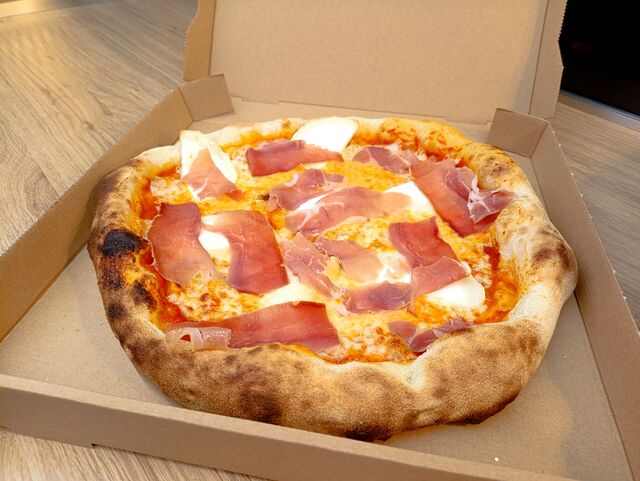 biquette : base tomate, mozza, chèvre, crème, sortie de four : jambon cru