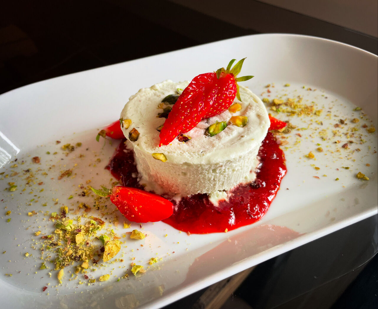 Nougat glacé à la pistache & coulis de fraises