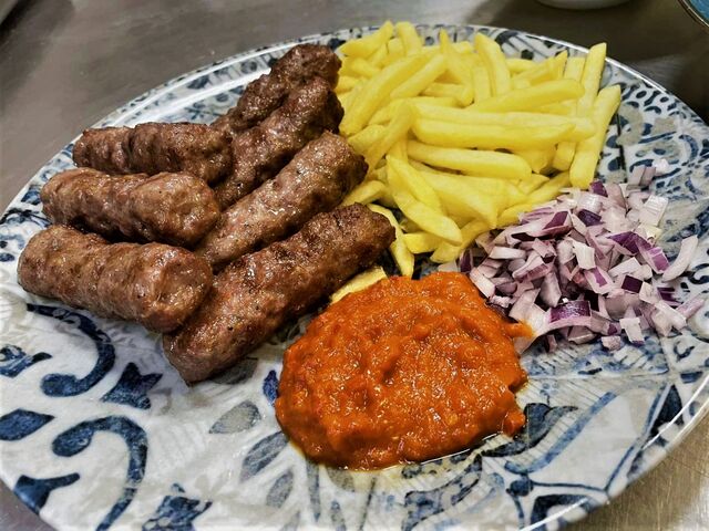 Ćevapčići sa lukom i ajvarom- savršena kombinacija!