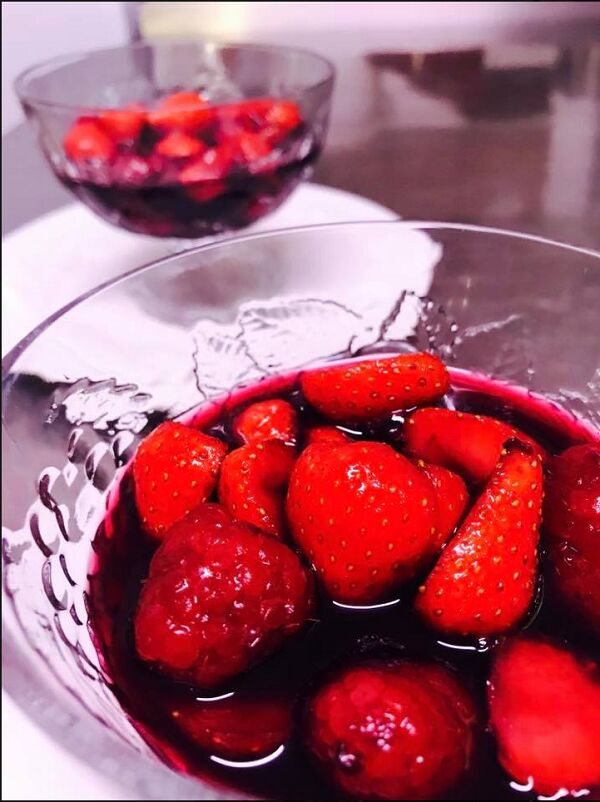 Soupe de fraises et framboises au vin rouge et épices