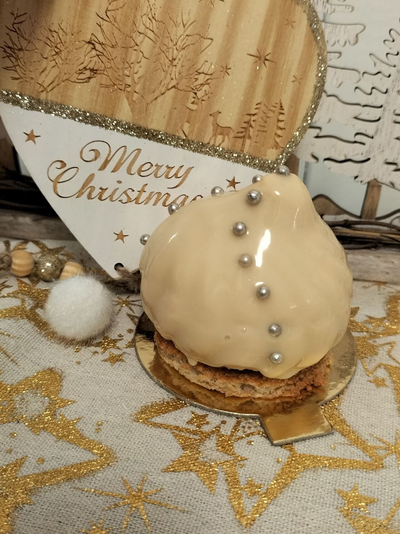 L'exotique : à 4,50€ Un de nos 4 desserts de Noel. Mousse de caramel, cœur ananas vanille et biscuit moelleux à la coco. 