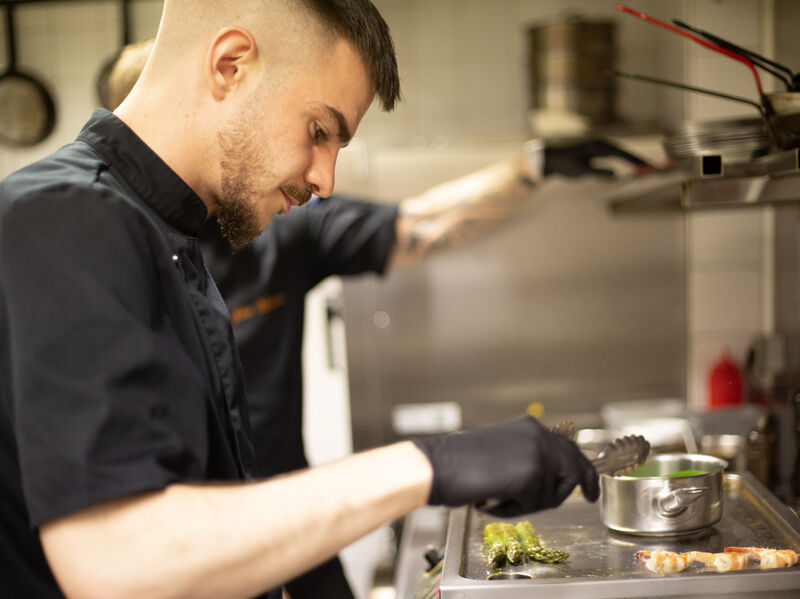 Arthur en pleine surveillance de cuisson