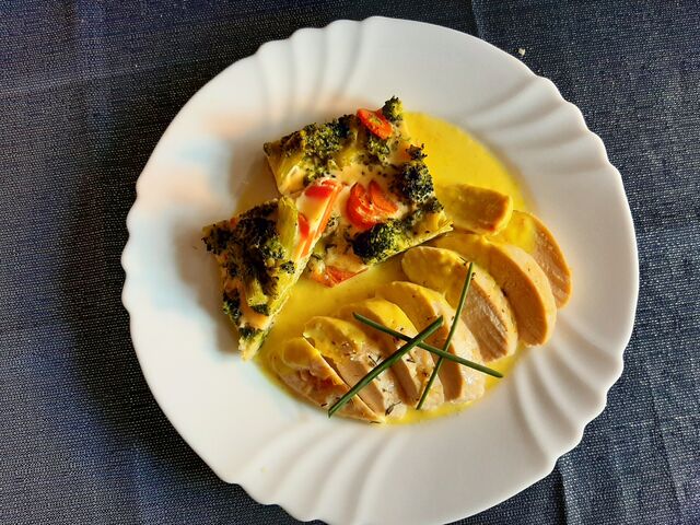 Flan légumes, escalope de poulet cuit à basse température sauce crème poivron rouge corsé à l'ail 