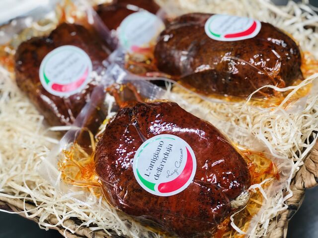 ‘Nduja, auch ‘Nduja calabrese genannt, ist eine geräucherte, streichfähige, äußerst pikante und scharfe Salami aus Kalabrien, ei