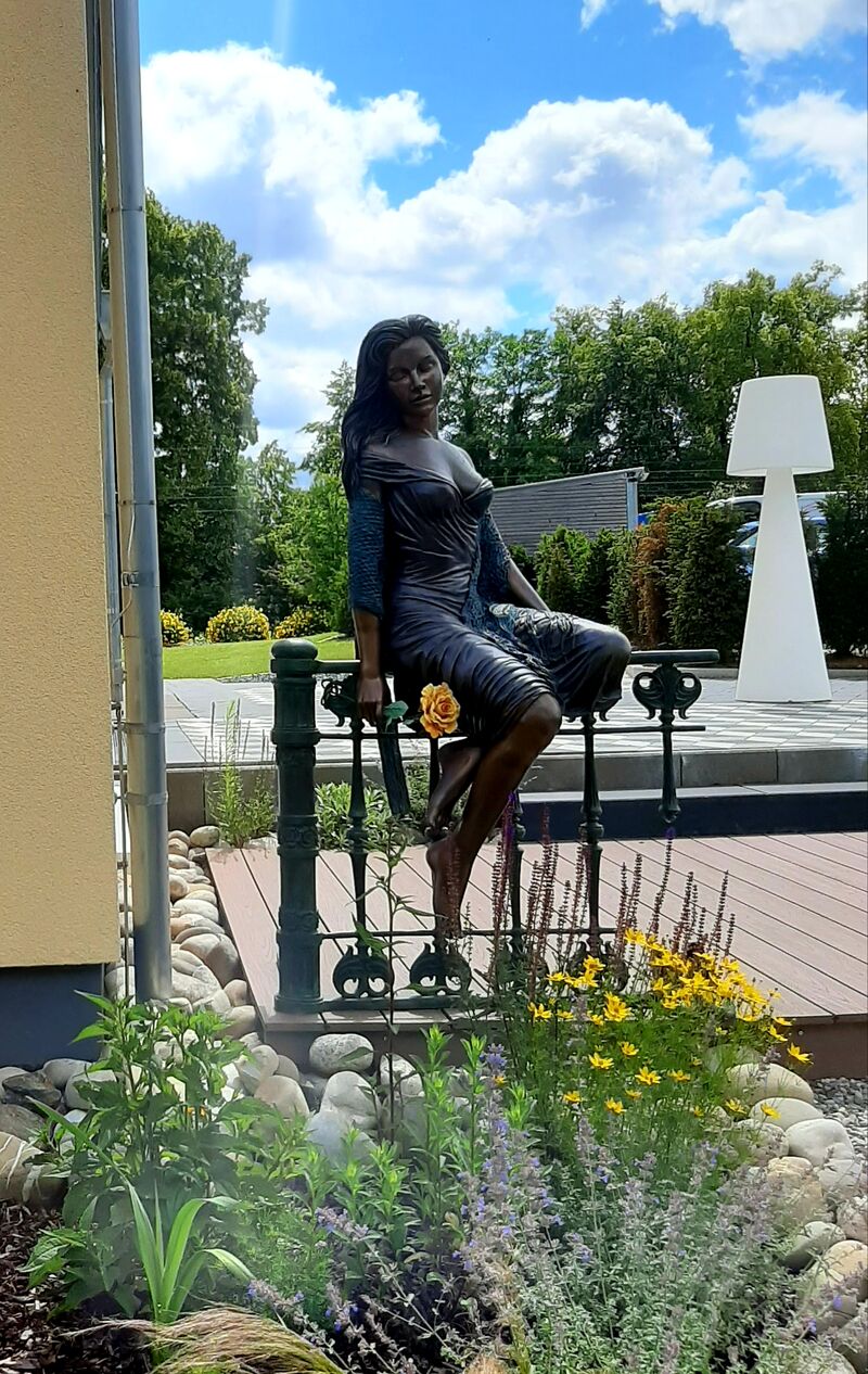 Moderner Gastraum, einladender Außenbereich und Dachterrasse laden zu gemütlichen Stunden ein.