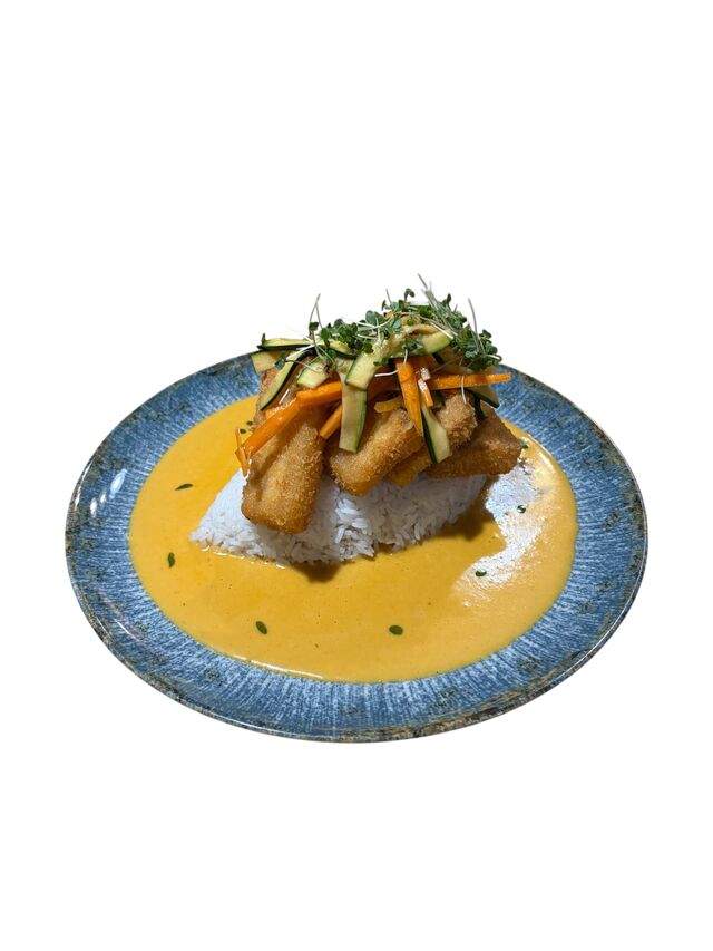 Smažený vepřový bůček v panko strouhance, kari omáčka, teriyaki zelenina, jasmínová rýže