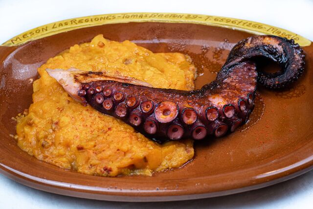 PULPO A LA BRASA CON REVOLCONAS
