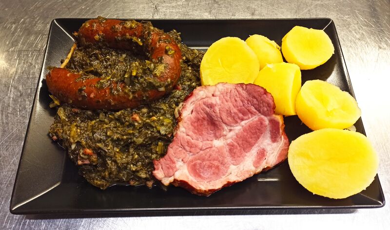 Hausgemachter Grünkohl mit Bregenwurst und Kassler und Kartoffeln